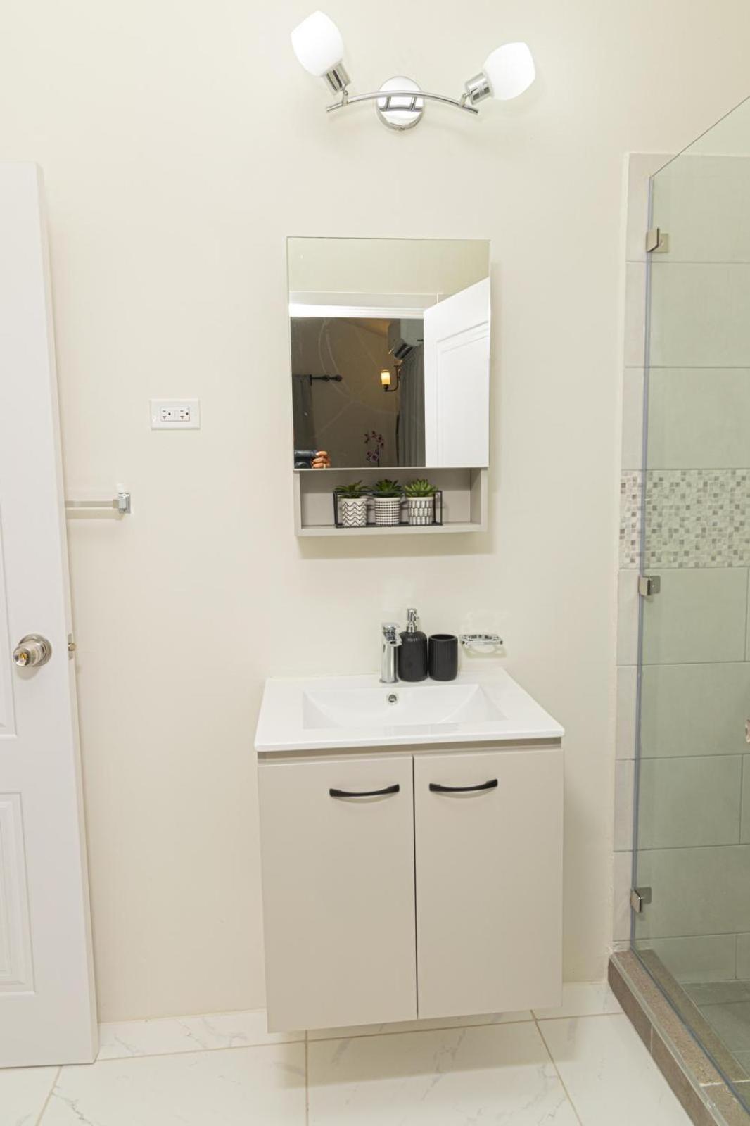 Phoenix Park Villas - Portmore - 10Mins To Beach Kültér fotó